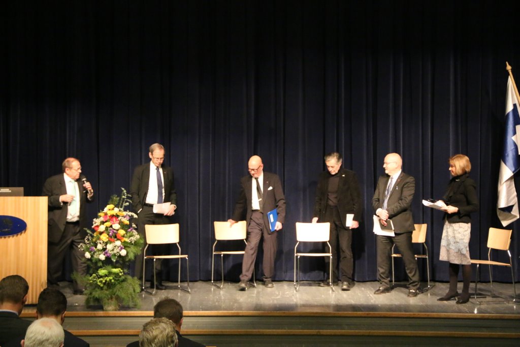 Deltagarna I paneldebatten håller på att sätta sig.